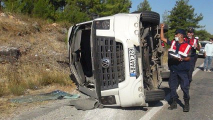 Tur otobüsü öğrenci servisine çarptı