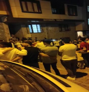 Sultangazi'de asker eğlencesinde atılan havai fişek üstlerine düştü