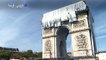 بسط القطعة الأولى من القماش في سياق مشروع تغليف قوس النصر في باريس