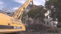 Büyükçekmece'de deprem riski taşıyan hasarlı binaların yıkımı sürüyor