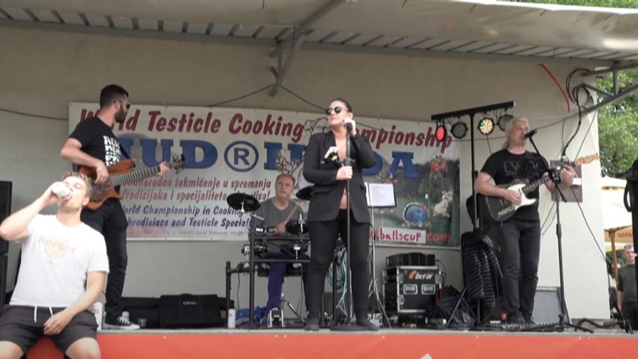 Serbien: Weltmeisterschaft im Hoden-Kochen