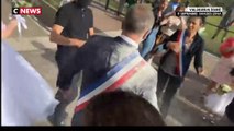Eure : la mairie de Val-de-Reuil envahie, le maire enfariné
