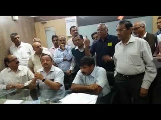 संतप्त कर्मचा-यांचाच बँकेच्या अधिका-यांना घेराव