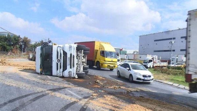 ARNAVUTKÖY'DE HAFRİYAT KAMYONU DEVRİLDİ
