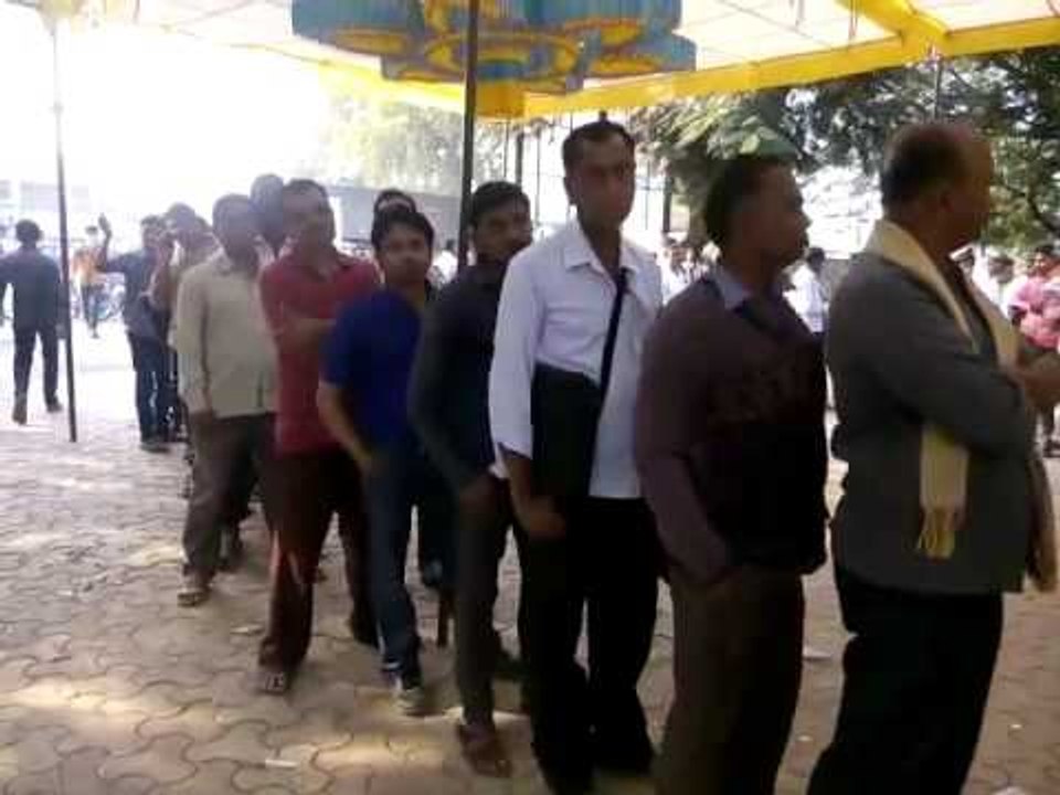 अकोल्यात रविवारीसुद्धा एसबीआयच्या मुख्य शाखेत एटीएमसमोर भल्या मोठ्या रांगा