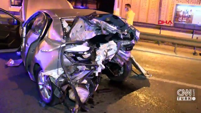 Kaza yapan 2 araç bariyerlere çarparak durabildi