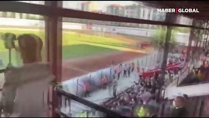 Maçta skandal olay! Kulüp başkanının eşi tribünlere el hareketi yaptı, ortalık karıştı