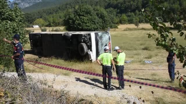 Ukraynalı turistleri taşıyan otobüs ile öğrenci servisi çarpıştı: 1 ölü, 55 yaralı (2)