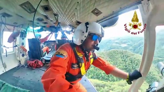 Ciclista cade in un dirupo. Salvato dai Vigili del fuoco nell'Ascolano - VIDEO