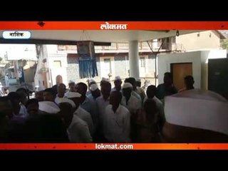 संतप्त शेतक-यांचा बॅंक अधिकाऱ्यांना गराडा