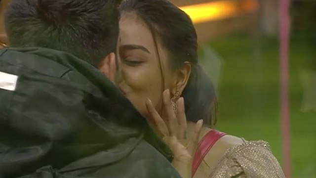 Bigg Boss OTT: Varun Sood ने Divya Agarwal की हरकत से परेशान होकर, बोल दी ये बात | FilmiBeat