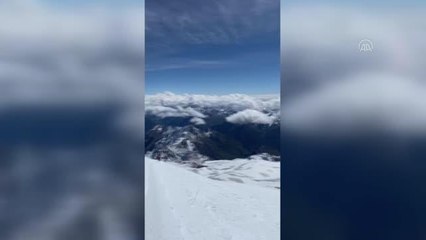 Türk dağcı Alpay Korkmaz Avrupa'nın en yüksek dağı Elbruz'a tırmandı
