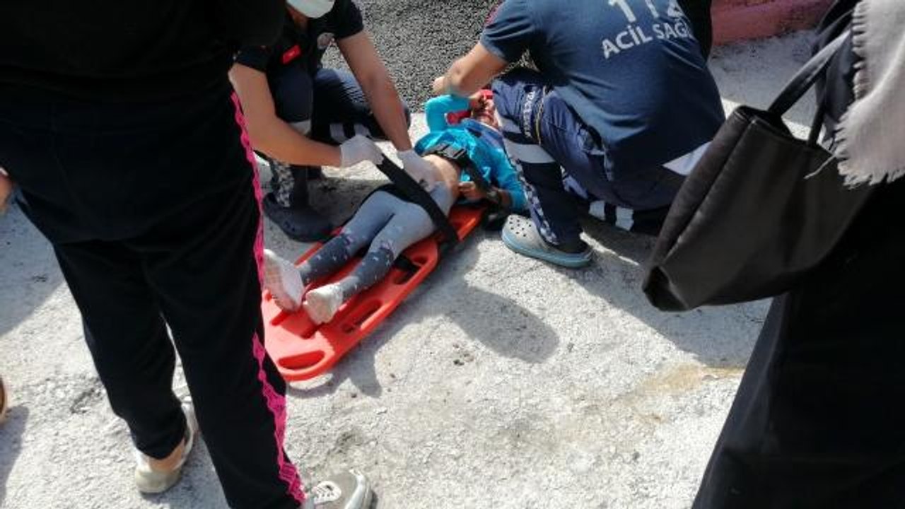 Evinin önünde oturan minik çocuk otomobilin altında kaldı