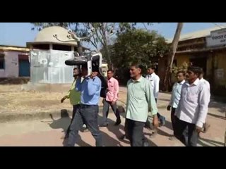 स्वाभिमानी शेतकरी संघटनेने केली गटविकास अधिकाऱ्यांची खुर्ची जप्त