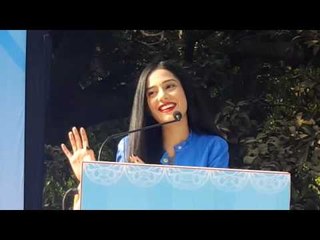 बाईक रॅलीमध्ये बोलताना अभिनेत्री अमृता राव