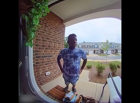 Un jeune voleur de colis pris en flag