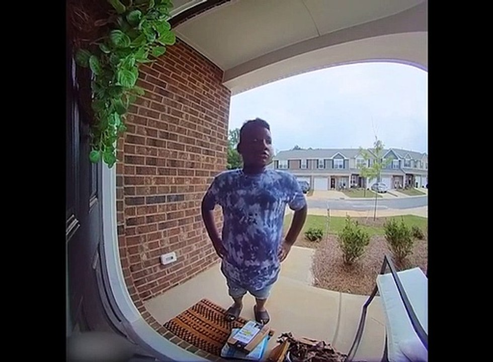 Un jeune voleur de colis pris en flag