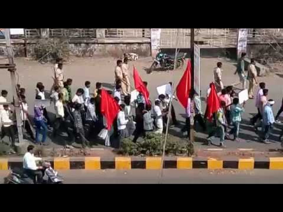 जळगाव : आदिवासी बांधवांचा जिल्हाधिकारी कार्यालयावर मोर्चा