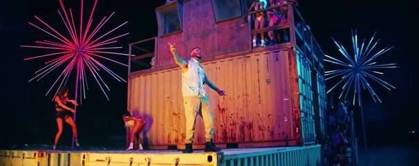 Farruko  à la fête dans "Pepas"