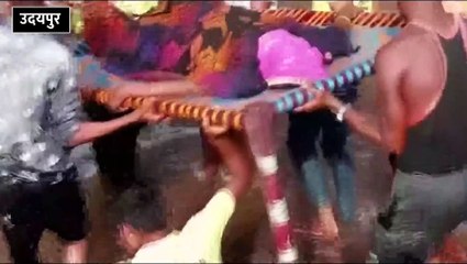 गर्भवती की प्रसव पीड़ा पर खाट पर डाल कर पार कराई नदी, अस्पताल पहुंचने से पहले ही नवजात की मौत