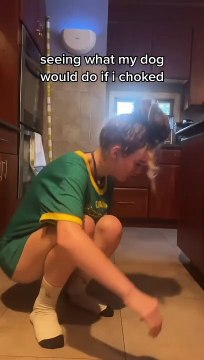 Elle voulait voir la réaction de son chien quand elle s'étouffe, elle ne va pas être déçue