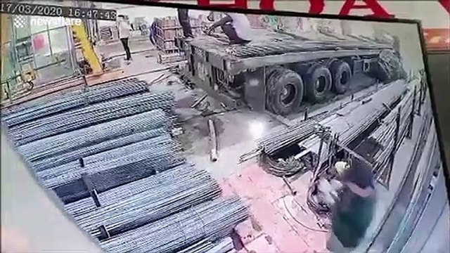 Joli réflexe pour cet ouvrier qui sauve son collègue de justesse