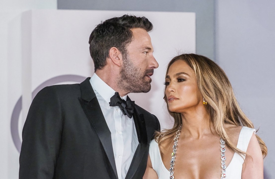 Ben Affleck difende Jennifer Lopez da un fan a Venezia