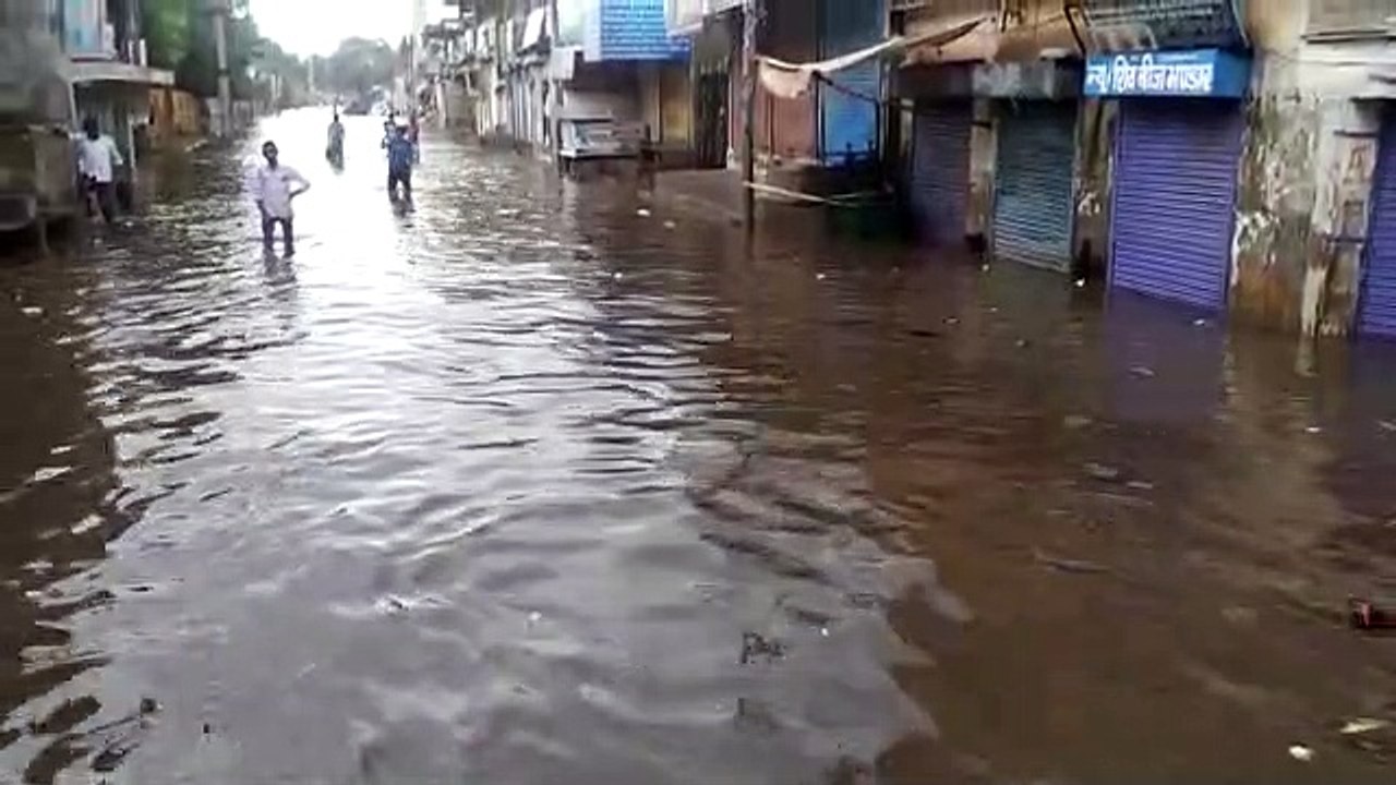 तेज बरसात से घरों व दुकानों में पहुंचा पानी, आग...