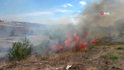 Yangına karşı ilginç yöntem: Arabayı korumak için battaniyeyle kapladı