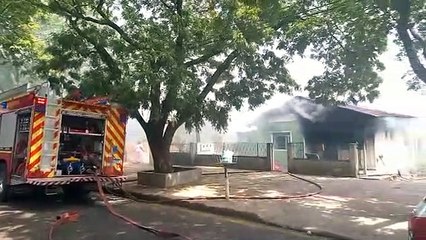 Fogo que começou na mangueira do gás deixa residência destruída em Umuarama