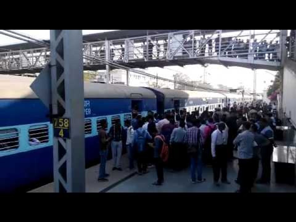 वर्धा रेल्वे स्थानकावर प्रवाशांनी रोखली एक्स्प्रेस