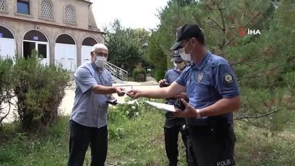 Cami bahçesinde bulduğu iki yarım altını polise teslim etti