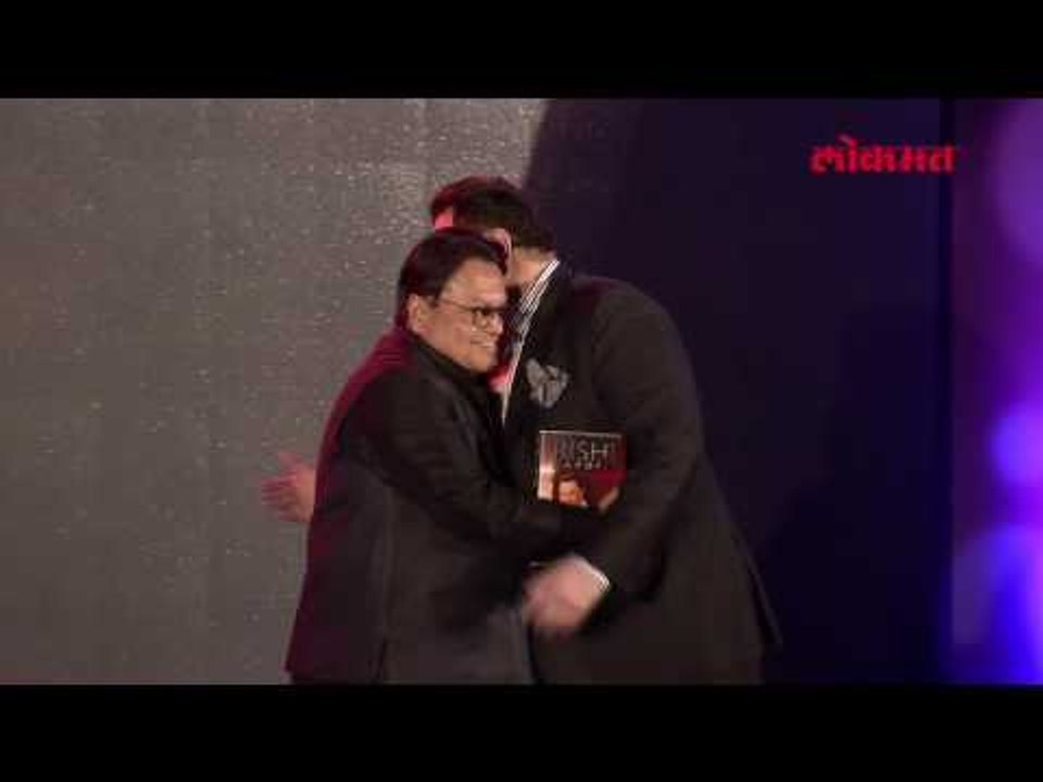 Rishi Kapoor Presenting his book To Mr Vijay Darda | Lokmat's Style Awards 2017