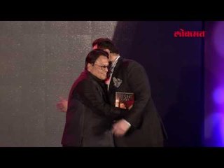 Rishi Kapoor Presenting his book To Mr Vijay Darda | Lokmat's Style Awards 2017