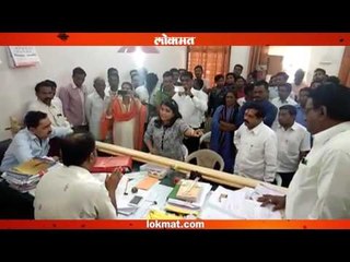 अंजली दमानिया व माजी मंत्र्यांच्या स्वीय सहाय्यकाची तू तू मैं मै