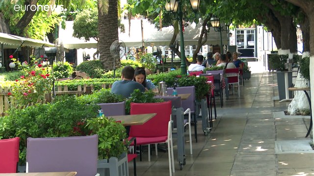 В Греции попасть в ресторан теперь можно только с санитарным паспортом