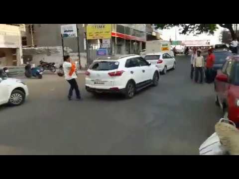 श्रीहरी अणे यांच्या गाडीवर शिवसैनिकांकडून दगडफेक