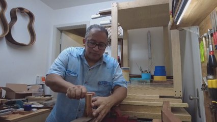 Brasileño convierte restos de incendios en instrumentos musicales