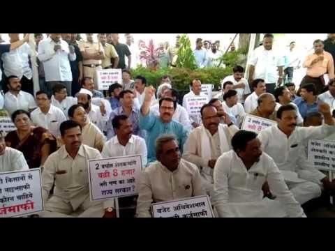 शेतकऱ्यांच्या कर्जमाफीसाठी विरोधकांच विधानभावना बाहेर आंदोलन