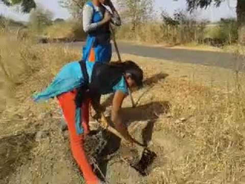 गावाला दुष्काळमुक्त करण्यासाठी त्या दोघींची मोहिम