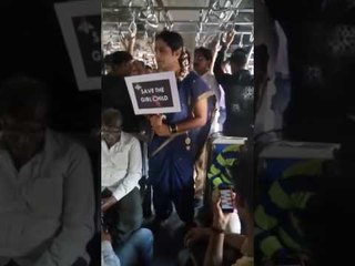 मुलगी वाचवा संदेश देण्यासाठी तरुणाने साडी नेसून केला ट्रेन प्रवास