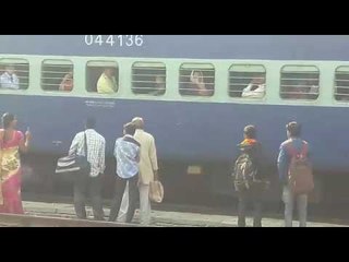 रेल्वेत जागा मिळविण्यासाठी प्रवाशांचा जीवाशी खेळ