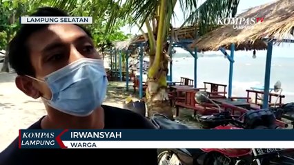 Penampakan Limbah Hitam Diduga Minyak di Pantai Sebalang
