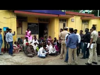 आदिवासी महिला आणि पुरुषांचं नारायणगाव पोलीस ठाण्यासमोर धरणे आंदोलन