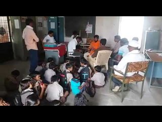 शिक्षक भरतीसाठी शिक्षणाधिका-यांच्या कक्षात भरली शाळा