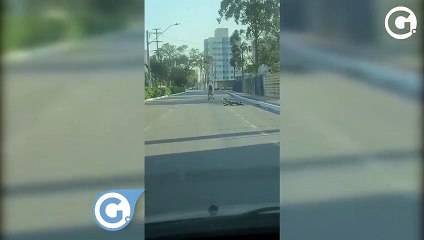 Descargar video: Cavalo desorientado corre pelas ruas de Vila Velha