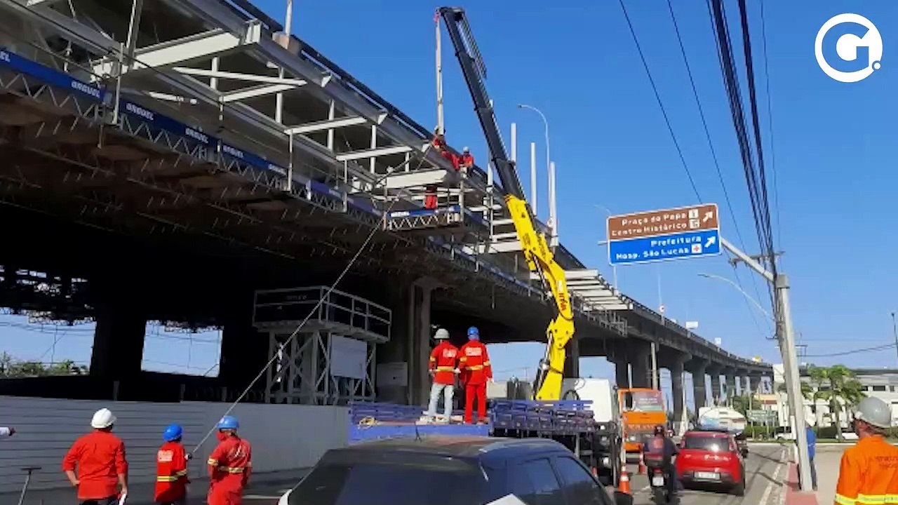 Operários trabalham em melhorias na Terceira Ponte