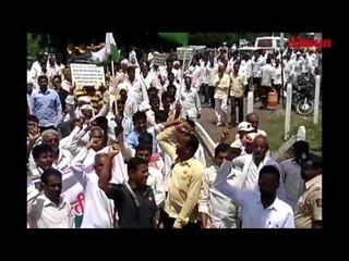 संपूर्ण कर्जमाफीसाठी शेतकरी संघटनेचा जिल्हाधिकारी कार्यालयावर मोर्चा