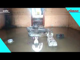 वरुणराजाला प्रसन्न करण्यासाठी युवकांनी भरले शिवमंदिरात पाणी