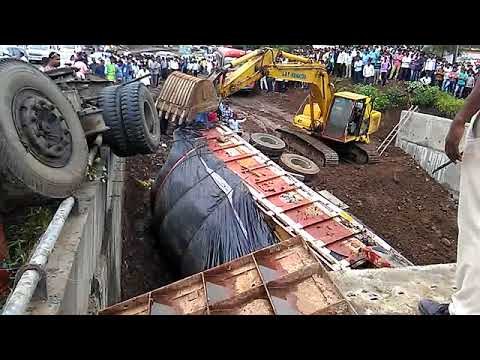 पुणे-सातारा महामार्गावर एसटी-कंटेनर-कार-दुचाकीचा विचित्र अपघात